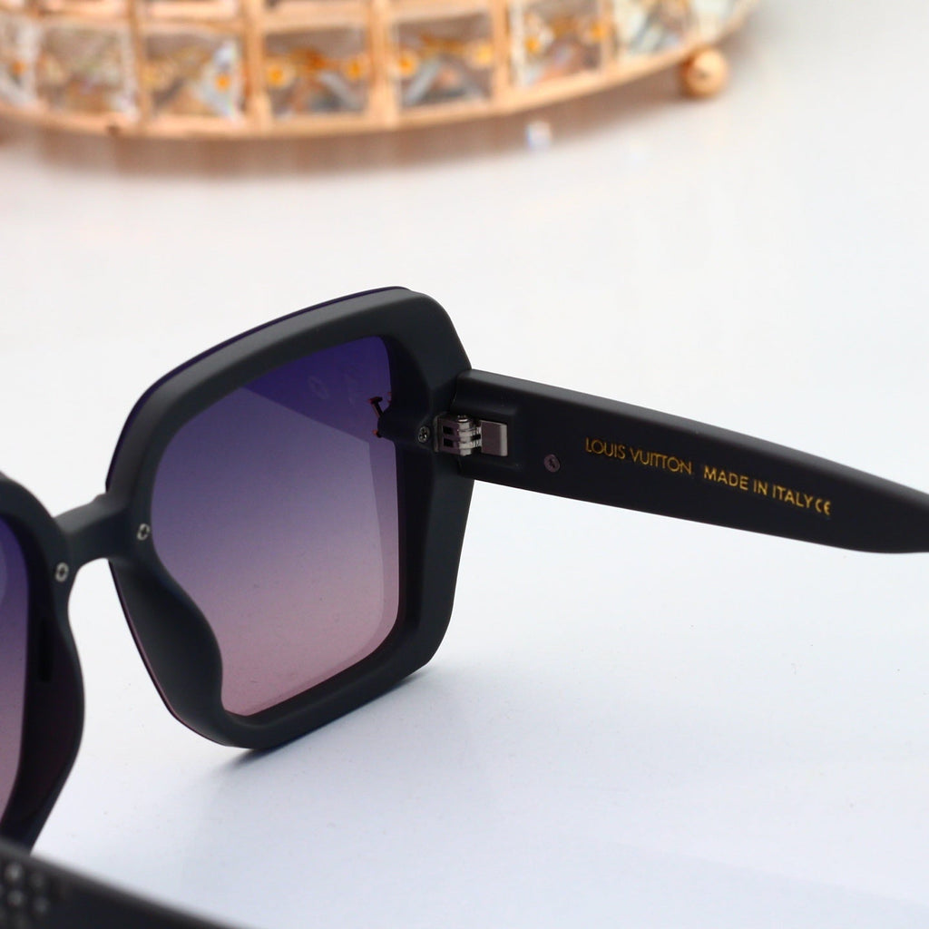 Sunglasses with Diamond-Embedded Temples 0903